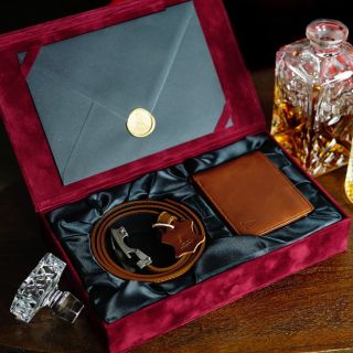 🎁 Darujte eleganci, která vydrží roky. Když muž otevře dárkovou krabičku REDFIR, nečeká ho jen pásek a peněženka. Čeká ho...