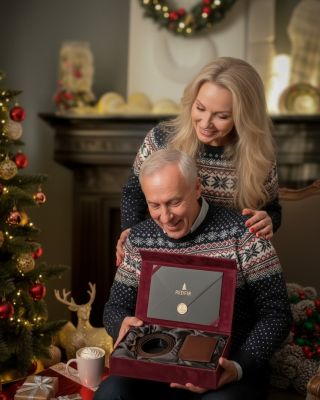 Tento úsmev? To je presne ten moment... 🎁 Keď pod stromčekom nájdeš nielen opasok, ale celú sadu. Pravá koža, žiadne...