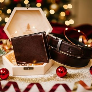 🎁 Dárek, který má váhu. A příběh. Není to jen pásek. Je to rukopis poctivého řemesla – ručně vyrobený, z pravé italské...
