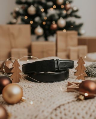 Vánoce v detailu. Jeden pásek. Jeden styl, který vydrží. #redfir #panskyopasek #pravakuze #vanoce