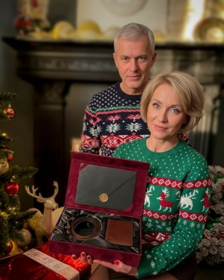 Dárek, který vydrží déle než Vánoce. 🎄 Ručně šitý pásek REDFIR – styl, který přetrvá.