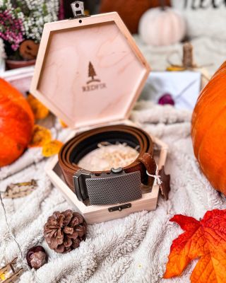 🍂 Podzimní elegance v každém detailu. Není to jen pásek — je to symbol ruční práce, poctivosti a stylu, který vydrží roky....